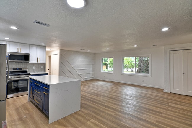 Building Photo - 22705 Mountlake Terrace