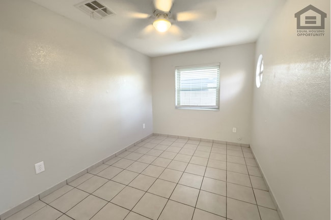 Building Photo - 1023