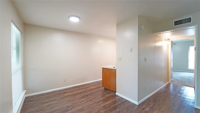 Building Photo - 202 E Oak St
