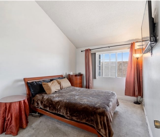 Building Photo - GORGEOUS 3 BEDROOM 3 BATH TOWNHOME