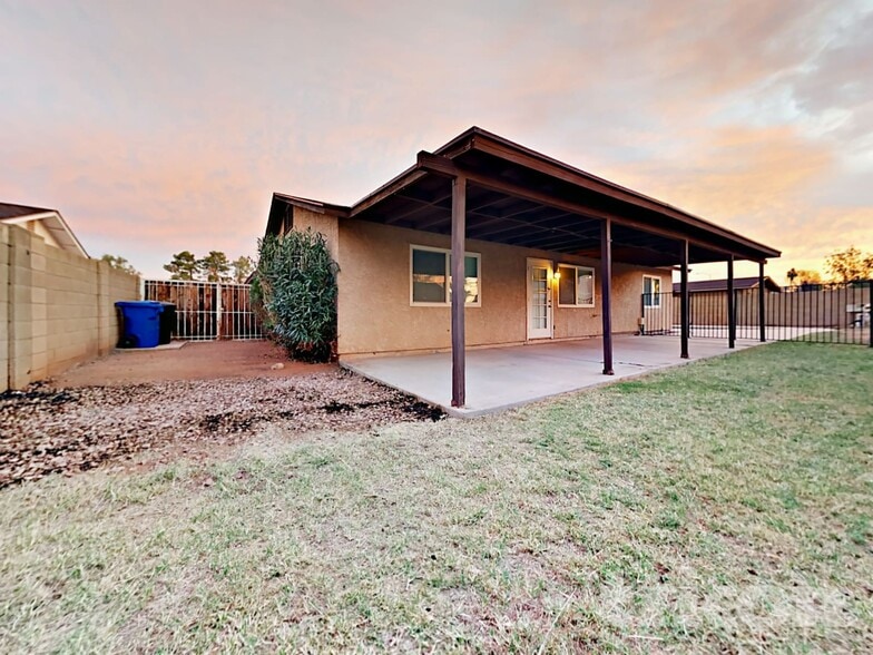 Building Photo - 3413 E Dragoon Ave