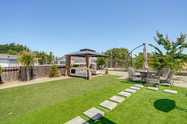 Building Photo - 172 Goldenrod Dr