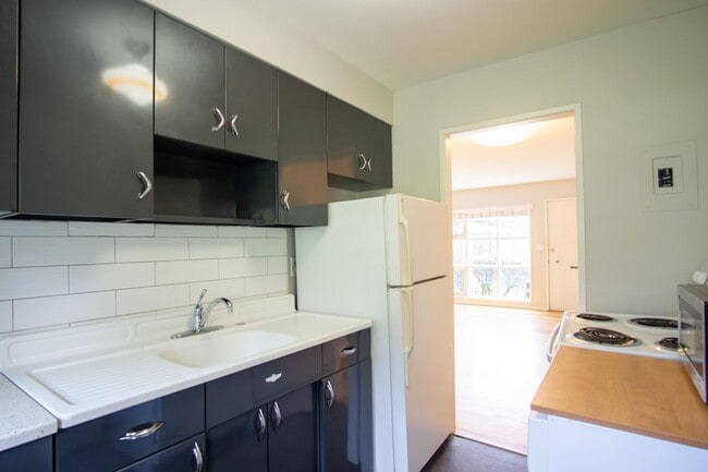 Building Photo - WINTER SPECIAL!! Mid-Century 2bdr with Patio Near OHSU Ready Now!