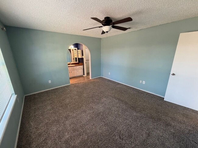 Building Photo - 3 BED/2 BATH/2 CAR GARAGE: AVAILABLE NOW!!