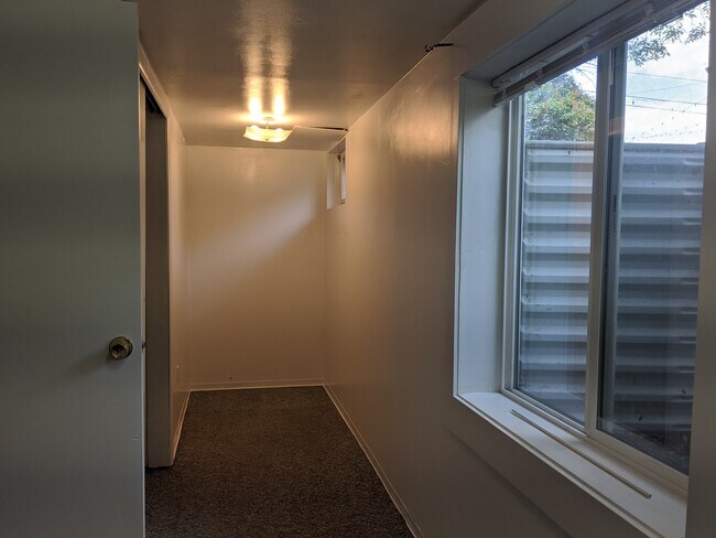 Building Photo - 517 S 13th Ave