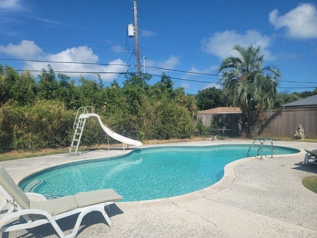 Building Photo - 2626 Beluche Dr