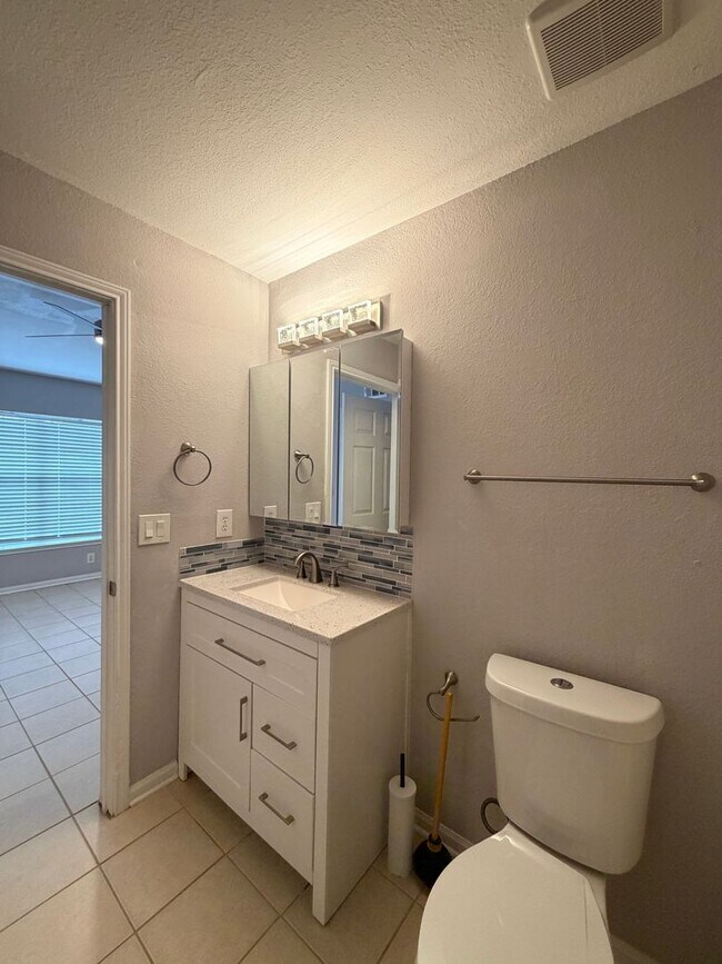 Building Photo - Newly Upgraded and Spacious 2B/2B Unfurnished Condo near Beach in Destin!