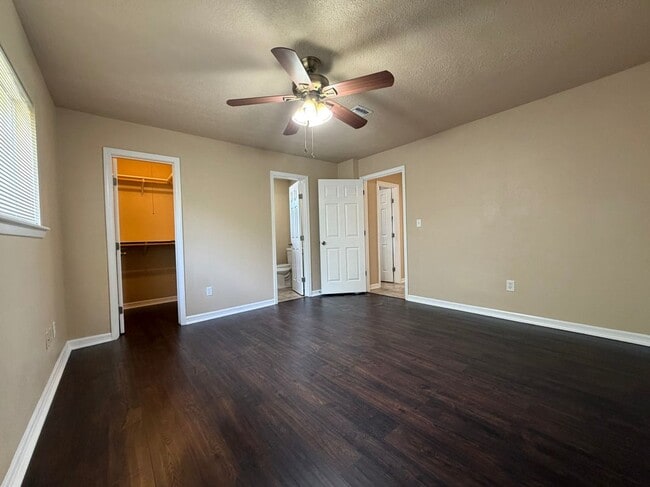 Building Photo - 9606 Shady Tree Ln