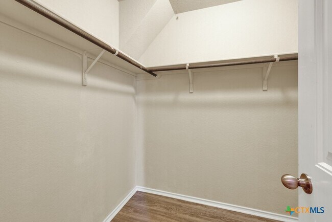 Building Photo - 1512 Doncaster Dr