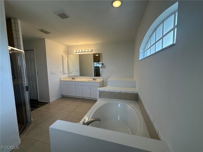 Building Photo - 3929 NW 42nd Ave