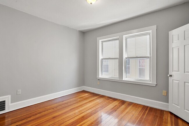 Building Photo - 32 Millet St