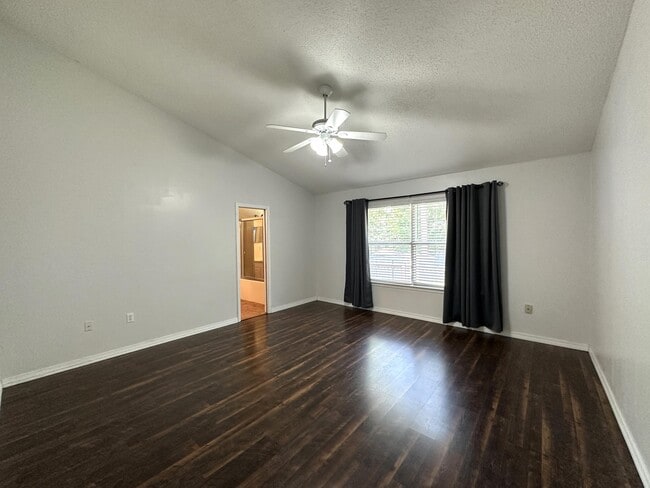 Building Photo - 147 Steeplechase Dr