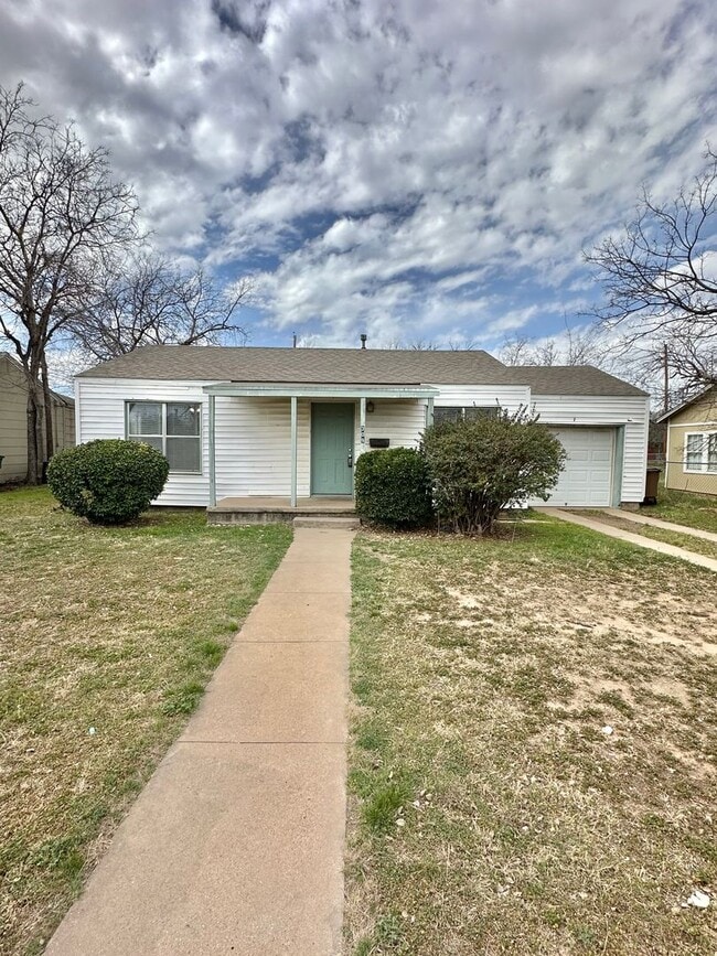 Building Photo - COMING FEBRUARY 2026 - Centrally Located 2-Bedroom Home!