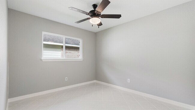 Building Photo - 4007 Green Crest Dr