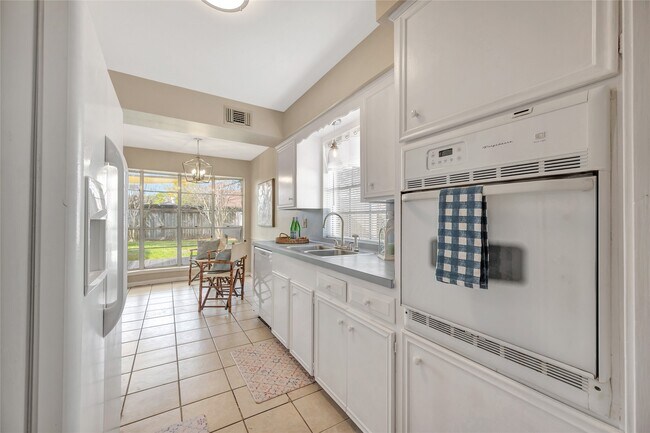 Building Photo - 847 Carlingford Ln