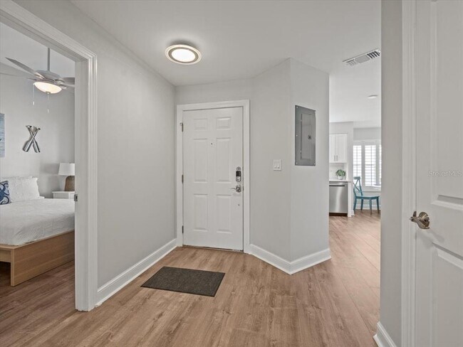 Building Photo - 5900 Bahia Del Mar Cir N