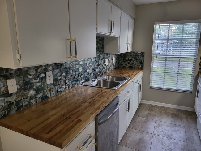 Building Photo - E9th