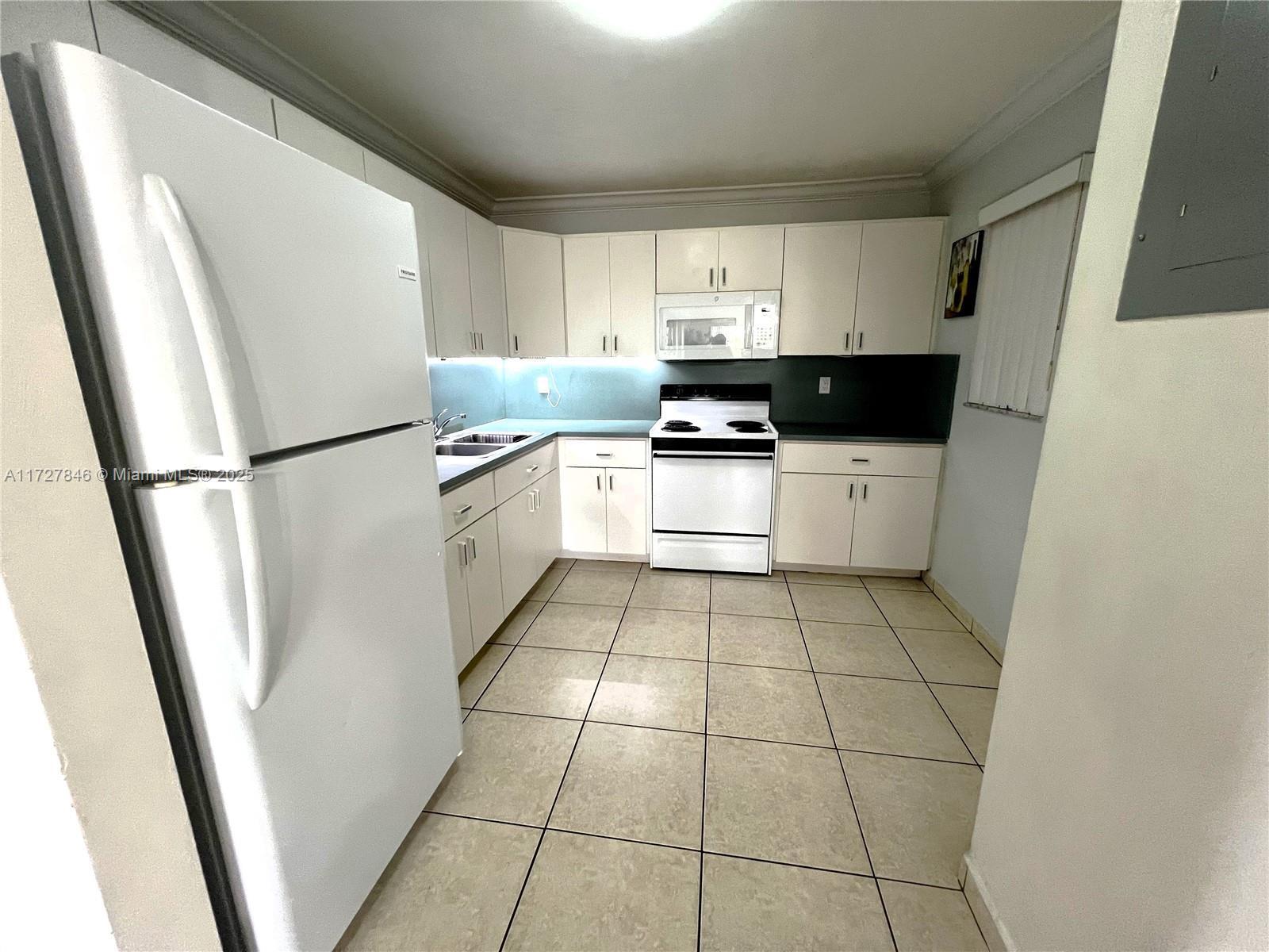 Building Photo - 1480 W 46th St