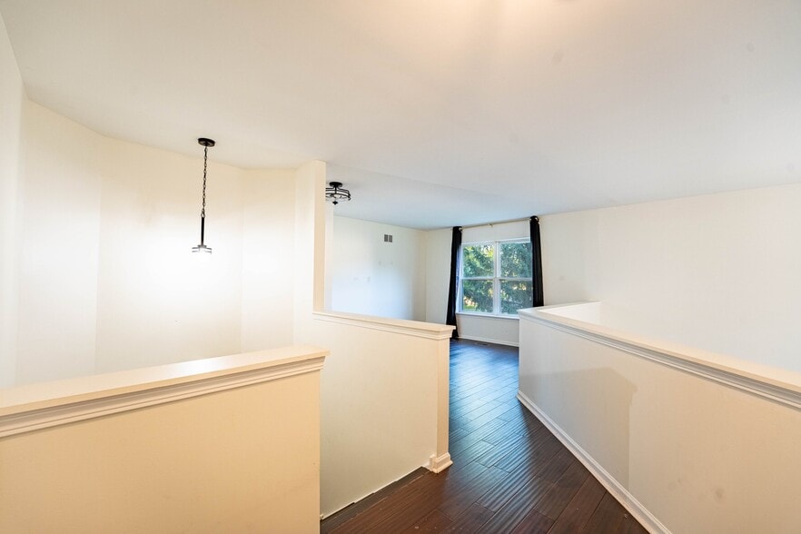 Building Photo - 965 Summerhill Dr