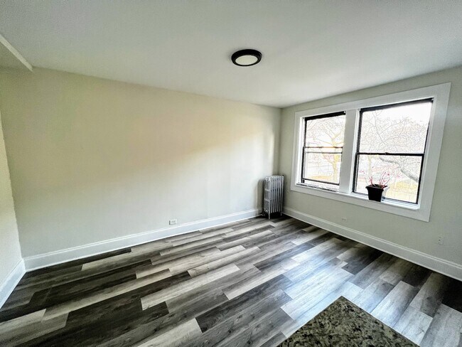 Building Photo - 839 W Sheridan Rd