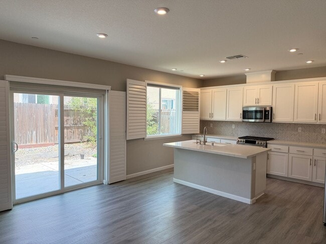 Building Photo - 700 Apricot Cir