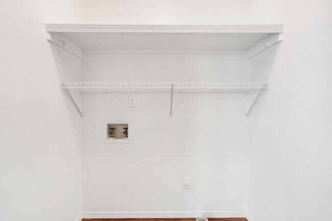 Building Photo - 1621 N Hillcrest Ave