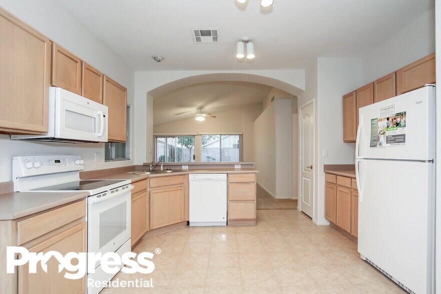 Building Photo - 8547 W Laurel Ln