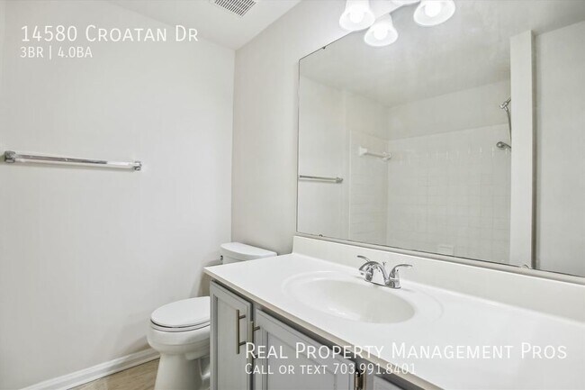 Building Photo - Terrific 3 Level End Unit Townhome For Ren...