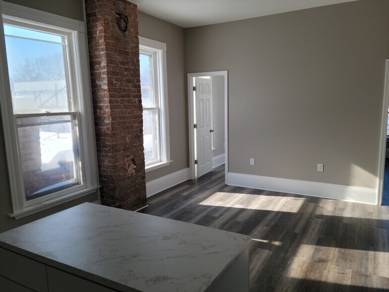 Building Photo - 2317 Main St