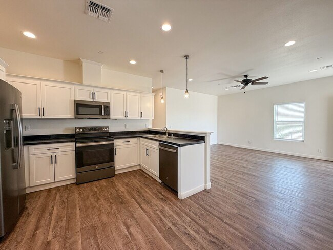 Building Photo - 29 Palms Home with Solar