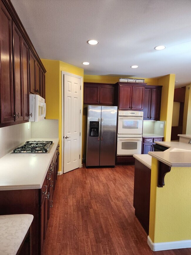 Building Photo - 5 Bedroom 3 Bathroom with 3 car Garage in the Sylvan School District