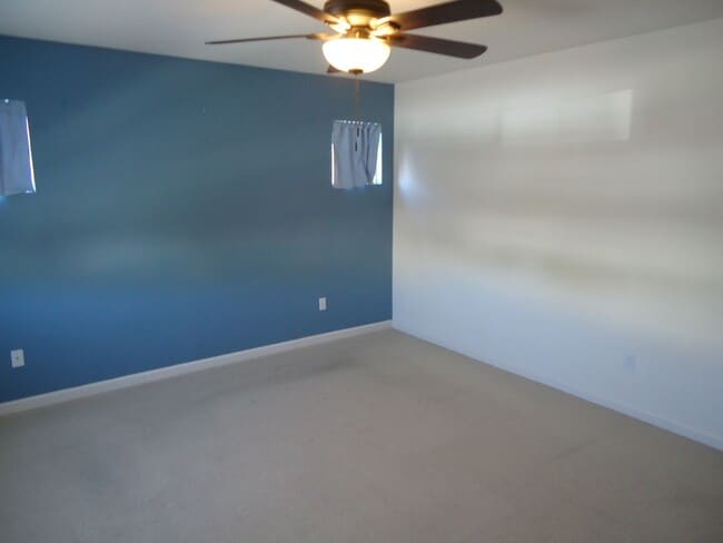 Building Photo - 2 bedroom, 2.5 bath and a loft in a quiet neighborhood
