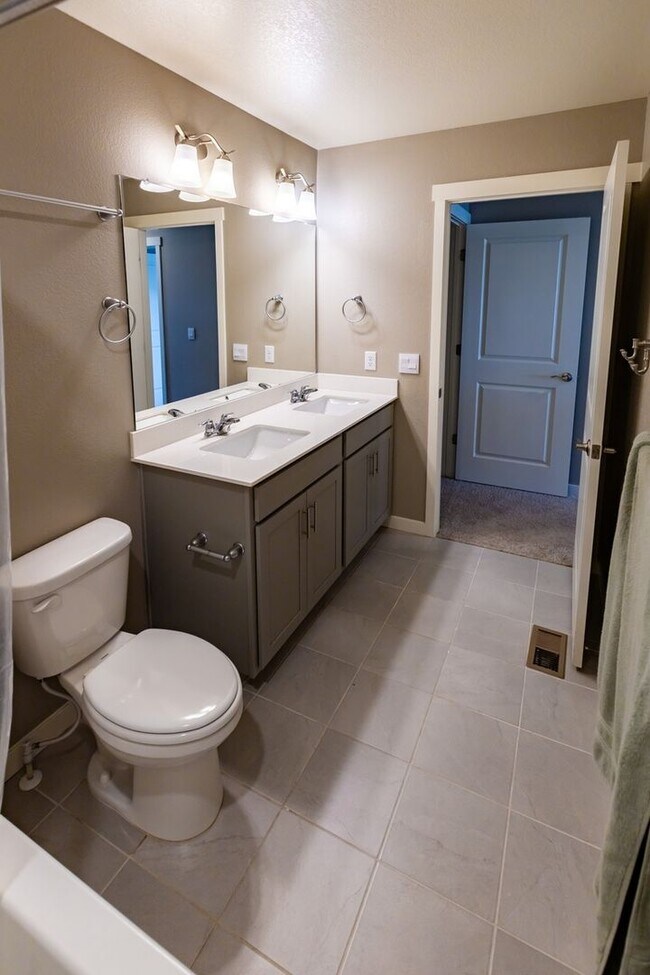 Building Photo - Stunning 4BR House in Berthoud
