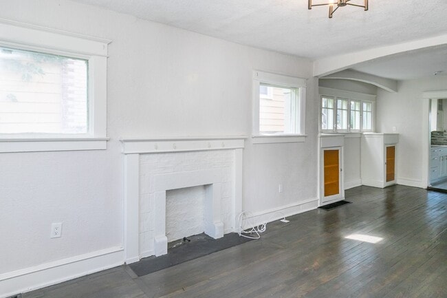 Building Photo - 2024 E 48th Terrace