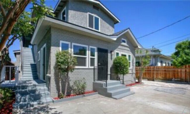 Building Photo - 1561 W 23rd St