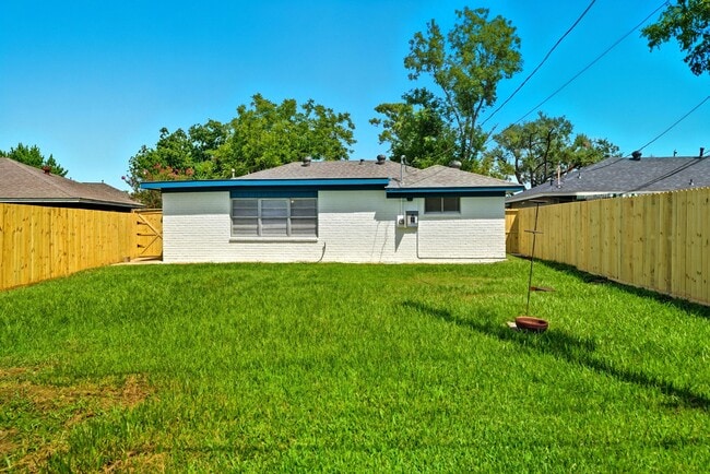 Building Photo - 2527 Roy Cir