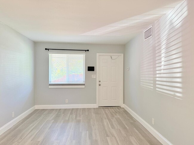 Building Photo - 1702 NE 9th St