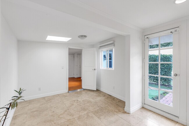 Building Photo - 746 Ashland Ave