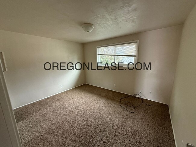 Building Photo - 1 bed 1 bath upstairs apartment near downtown Eugene