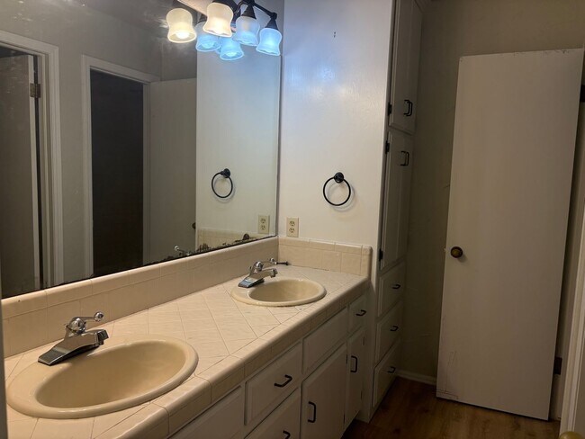 Building Photo - Three bedroom West Norman