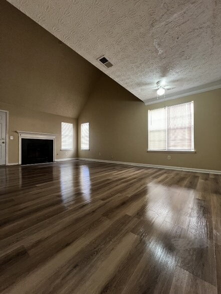 Building Photo - 6635 Meadow Green Cir