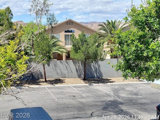 Building Photo - Gated Falls Condo with 3 Bedrooms, Granite Kitchen & Resort Amenities