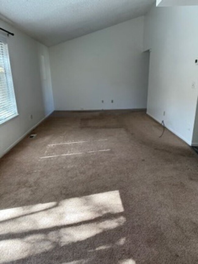 Building Photo - 3 Bed, 2.5 bath home in Carson City, Avail...