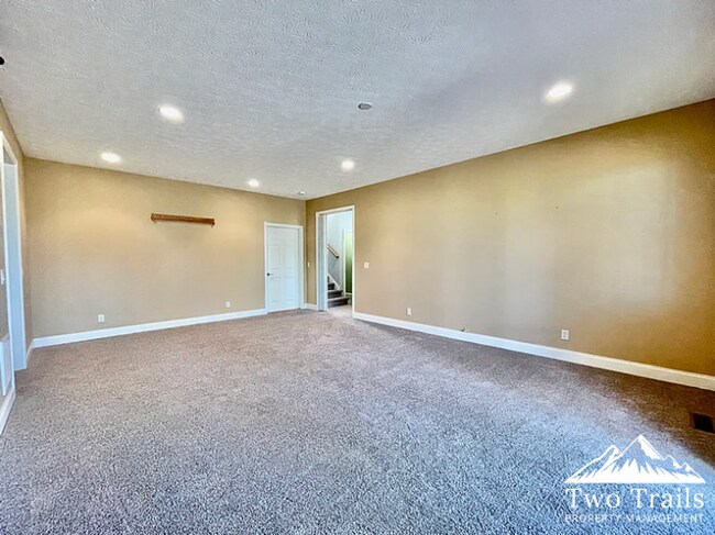 Building Photo - LUXURY MOUNTAIN LIVING IN GATED COMMUNITY