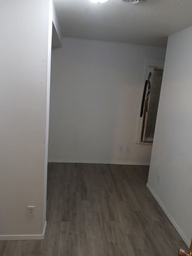 Building Photo - 941 W 8th St