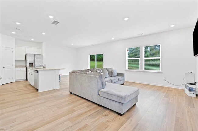 Building Photo - 828 Evergreen Rd