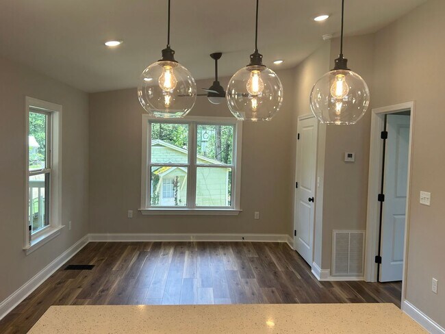 Building Photo - Fully Remodeled One Bed/One Bath Cottage