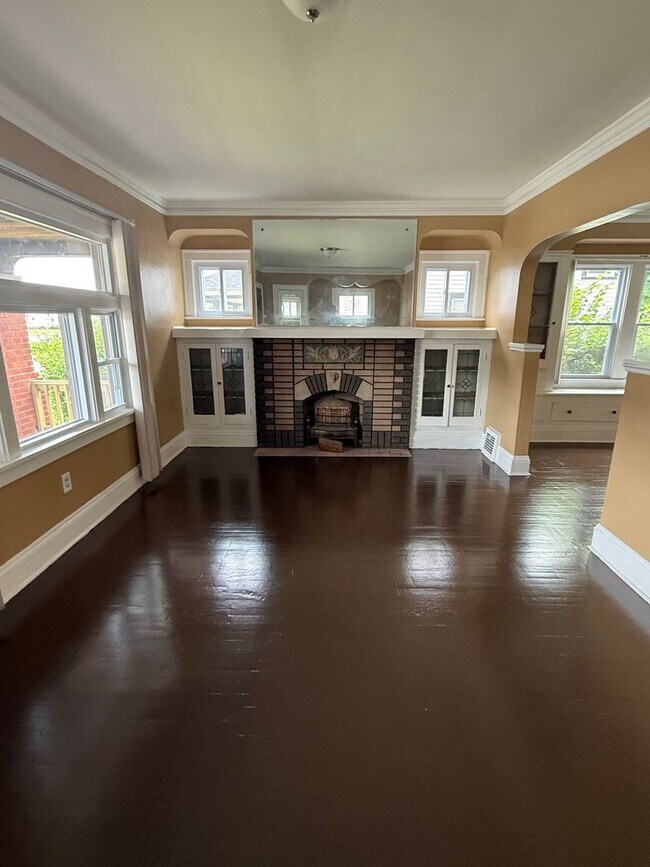 Building Photo - Lee/Harvard single home Water/Sewer included