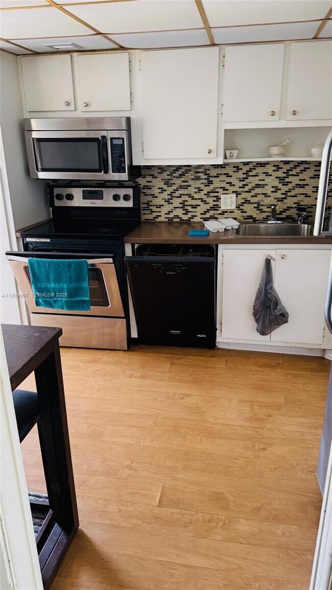 Building Photo - 3150 N Palm Aire Dr