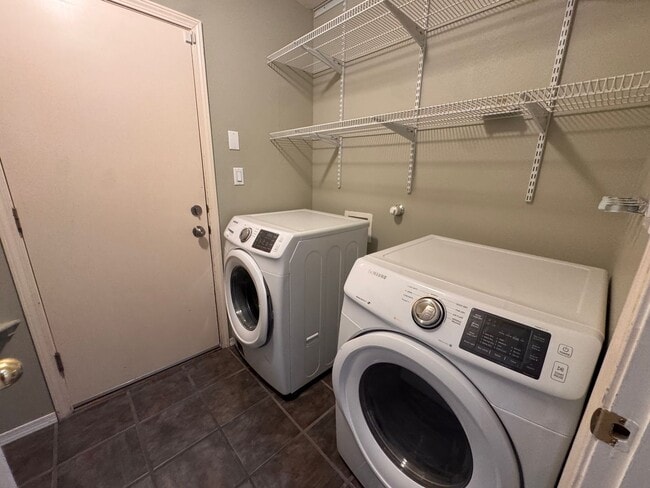 Building Photo - 9701 Tapatio Dr NW